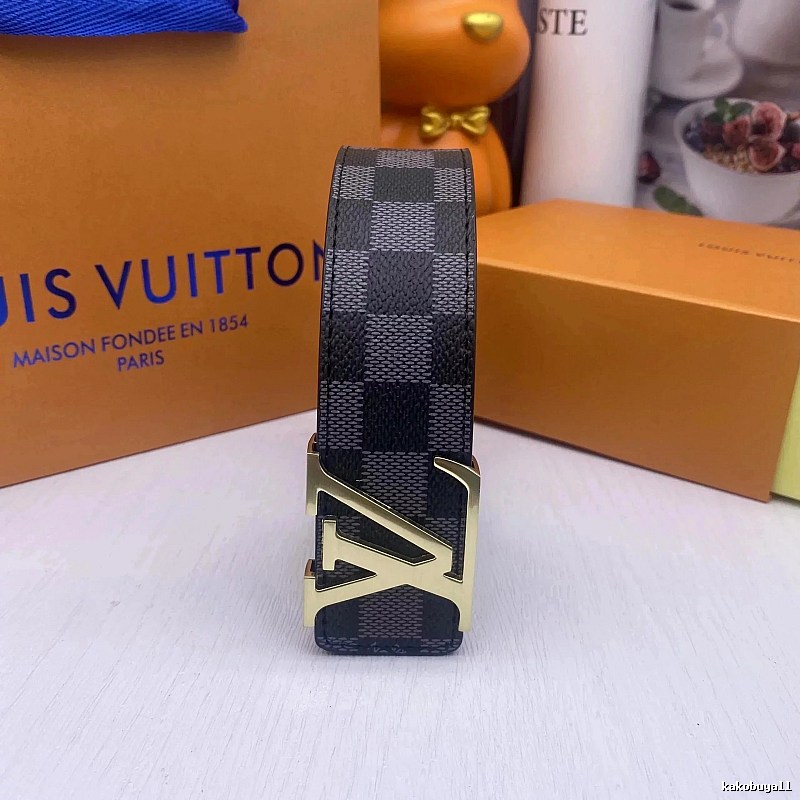 Louis Vuitton Minimal Outfit Detail Monogram Belt Resort Wear