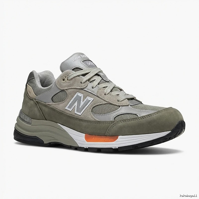 New Balance retro-style grey sports shoes