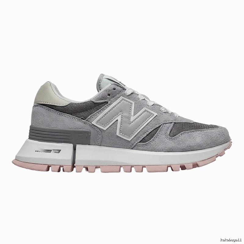 Retro-style grey sports shoes of New Balance