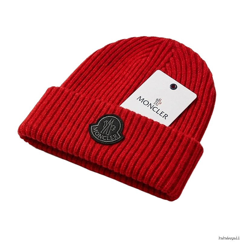 The simple and fashionable red hat of Moncler